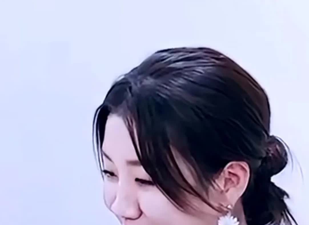 在一档综艺节目中，主持人问陈梦，你有想过生小孩儿吗？陈梦一听，娇羞地笑了。她说，