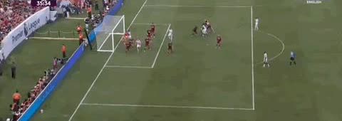 曼联又破局了！

角球开出，约罗后脑勺一点，梅努补射擦柱而出一模一样的画面连