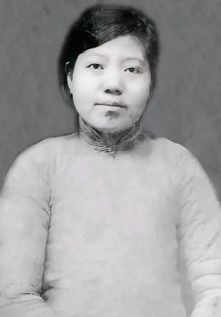 1948年，李青林被捕，特务见她不承认身份，就叫来一个叛徒指认她，看到叛徒时，李