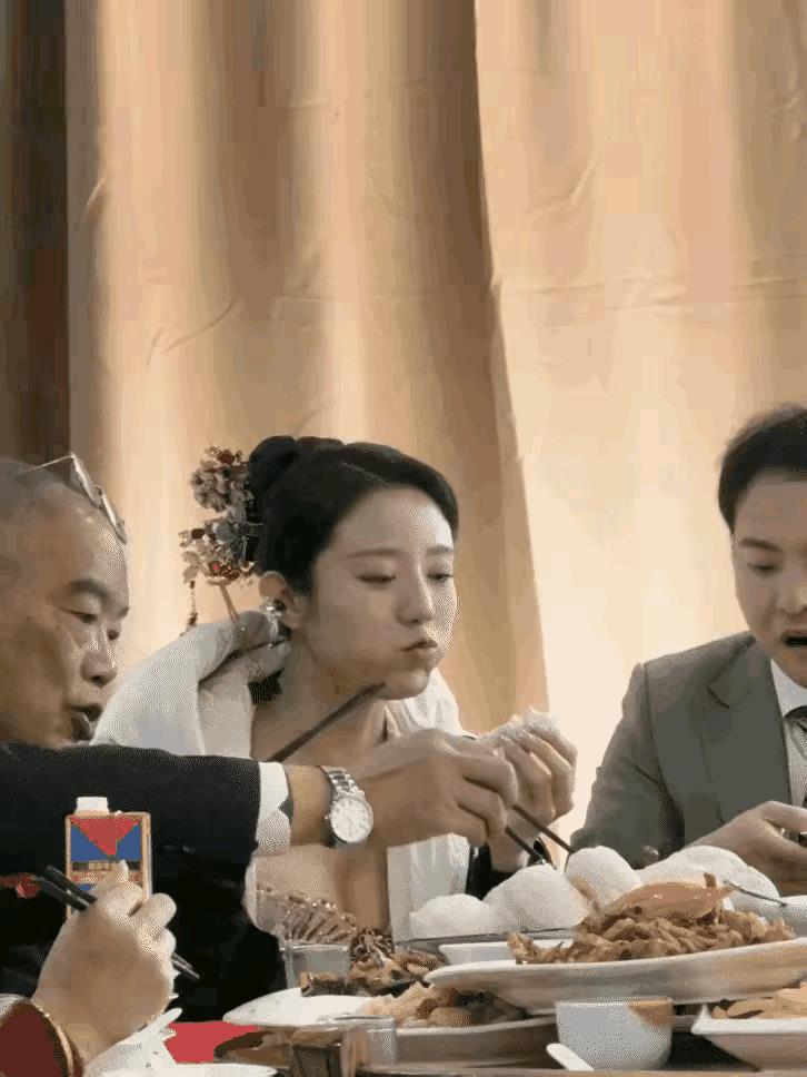 新娘子这吃相真是太好了，那么的大方自然。新郎娶到了真是幸福呀！