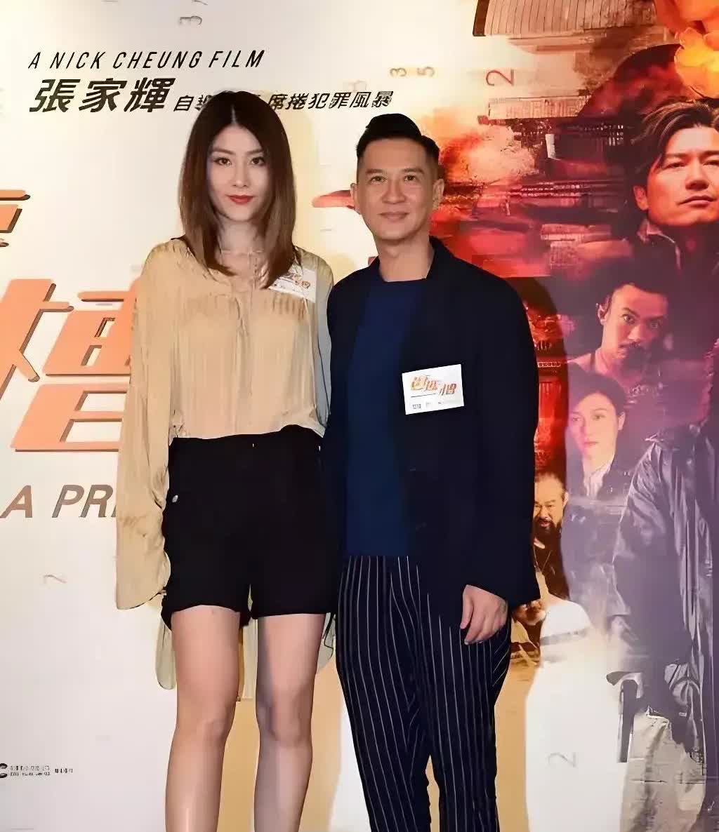 张家辉我认识，旁边这位女士是谁？非常有气质