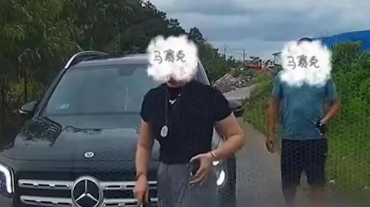 #“亮证女”丈夫被立案调查# 将证件随意放在其妻私家车，亮证司机丈夫涉嫌违反工作