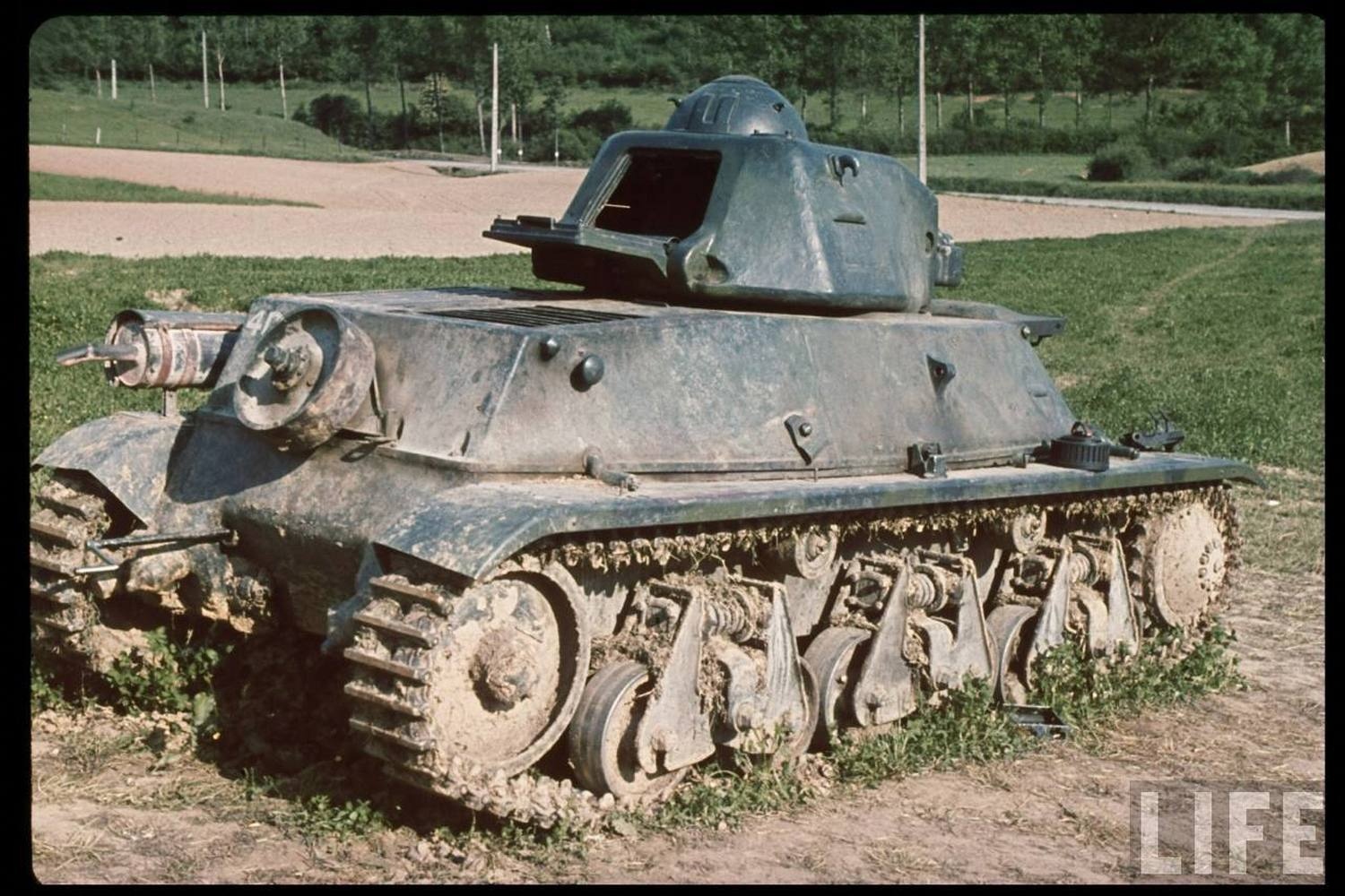 1940 年，法国废弃的霍奇基斯 H35坦克 。