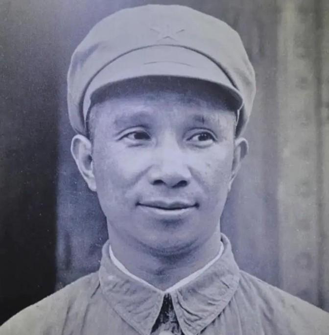 1958年，粟裕被解除总参谋长职务，此后远离军界再也没被重用。陈赓对栗裕说：“你