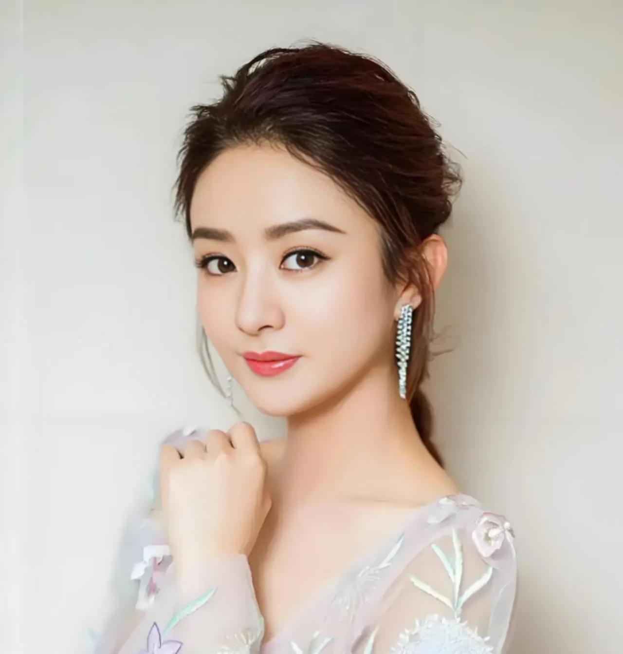 大家发现没有？
赵丽颖
做得最错误的一个决定，就是
出演了《酱园弄》中西林这个角