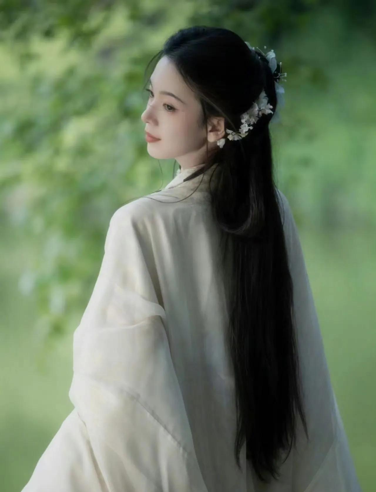 戏外白色汉服谁最美？
卢昱晓和白鹿都不及梁洁的一套装扮。
陈瑶、杨超越、祝绪丹、
