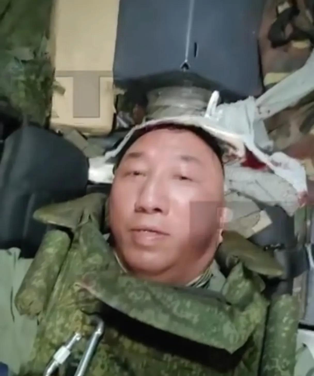 这家伙又受伤了，希望他早日康复吧……
他就是一直在俄罗斯前线报道的凤凰卫视记者卢