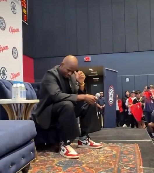 保罗哭了
洛杉矶快船今日为克里斯-保罗举行新闻发布会。现场球迷高喊“CP3”，保