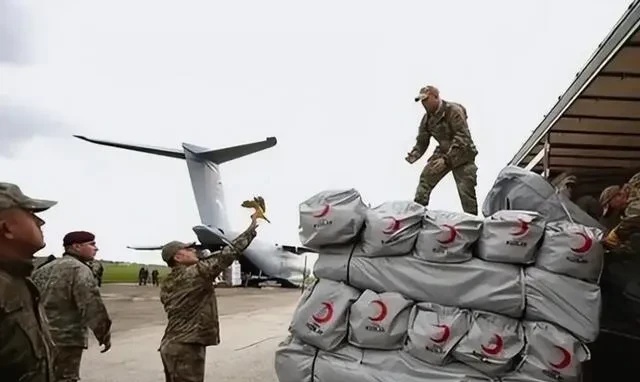 俄军越打越强，背后真正武器装备大卖家浮出水面，却无人敢管。



还是美国人精明