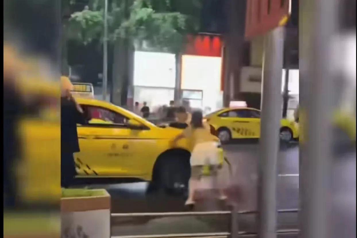 四川出租车这事儿，你站乘客还是站司机这面儿？说出你的看法吧。
首先要交代背景，我