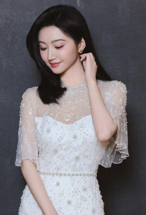 景甜就很适合这大气恬静的穿搭，真的是岁月静好！