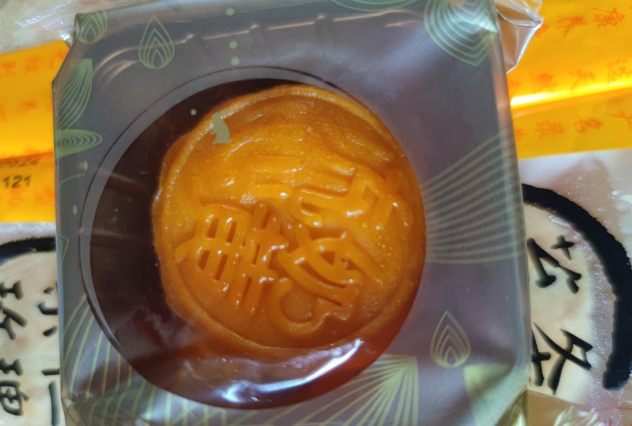 中秋节快乐！
月饼是越做越好看了，
一个个的都像艺术品，
有点不知道怎么下口了。