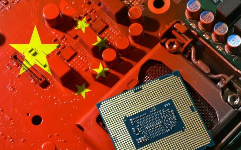 美国出手报复，抓了两名中国人。
当地时间周二（8月5日），美国对中国挥了一记重拳