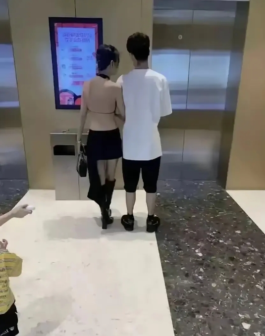 天确实是热了，什么都敢往外穿了