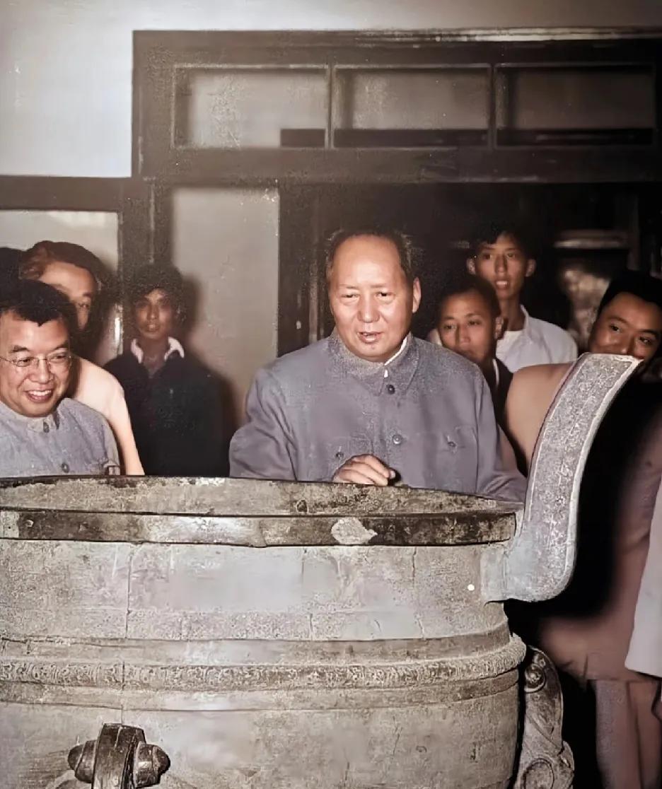图中伟人观看的鼎是司母戊鼎（现称后母戊鼎 ），它是商后期（约前十四世纪至前十一世