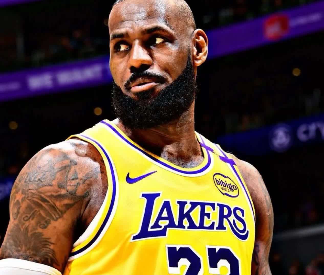 一个很扎心的事实：强如AD，始终也没能成为湖人队史上的话事人。从贾巴尔到魔术师，