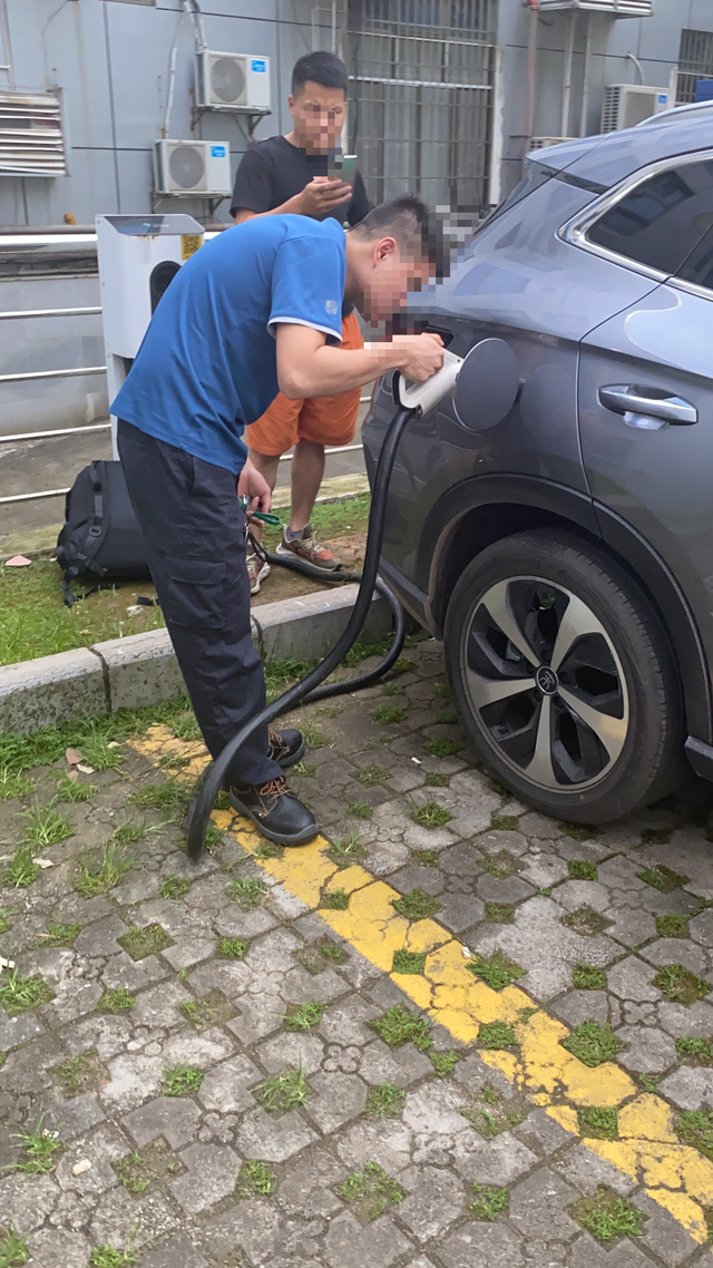 7个小时终于脱困了
在两位师傅的帮助下，搞了半个多小时，8点终于把充电枪拔出来了