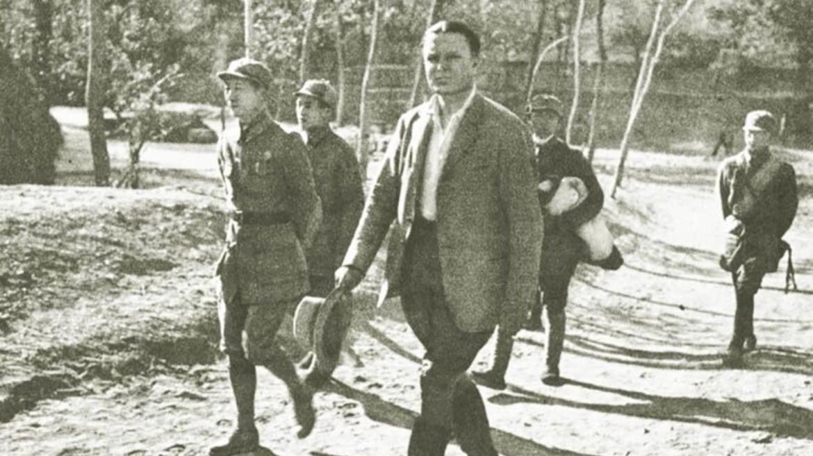 1942年，聂荣臻同志陪同英国驻华武员在晋察冀边区参观。晋察冀抗日根据地作为中国