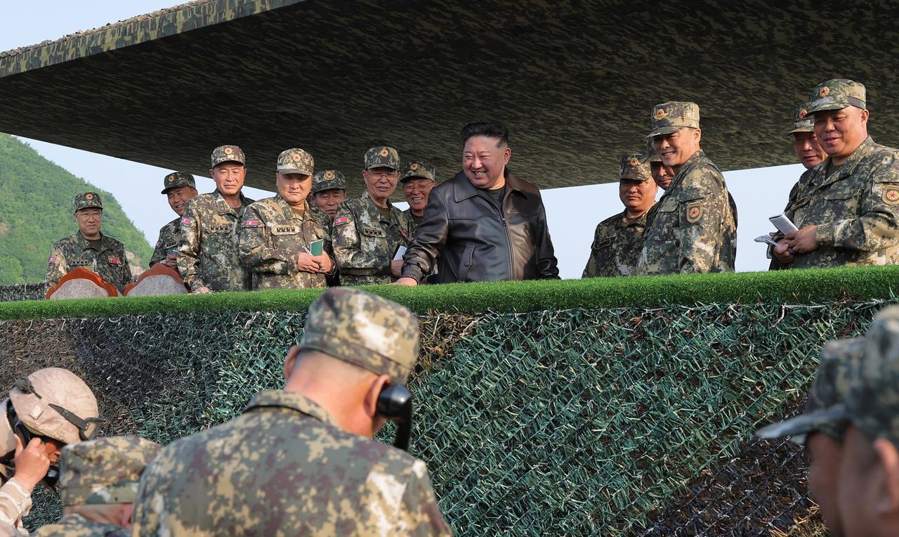 5月29日金正恩观摩朝鲜人民军大联合部队炮兵部队火炮射击比赛 ，露出了久违的笑容