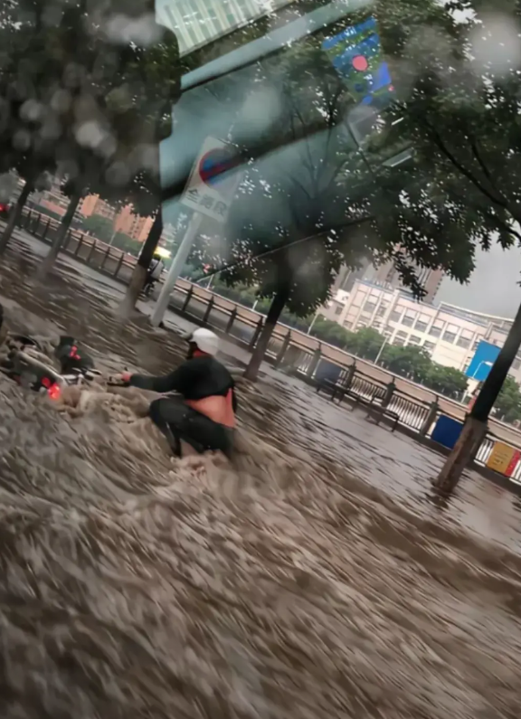 张家口的一场雨有多大，这个真没概念，只能凭想象。雹子下了多少，没数过来，据说可以