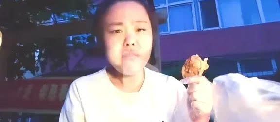 苦茶淡淡香说自己比以前好看了很多，现在自己是个大美女。

确实比以前好看了，