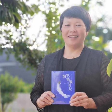 “为老不尊，一把年纪了还要离婚”，2021年，河南一位农妇，靠写诗成名，还受邀去