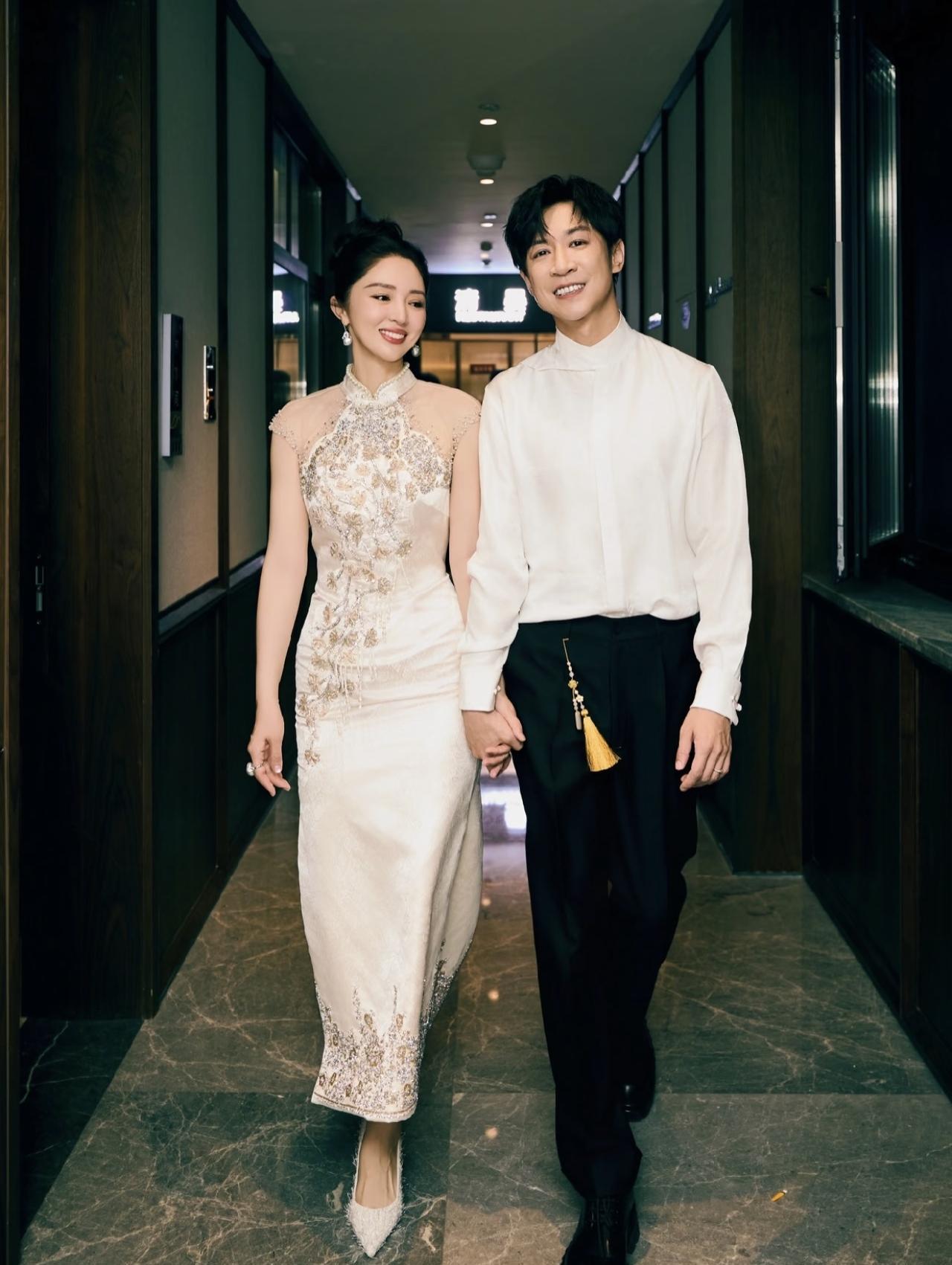 9月27日，董璇晒结婚照，她与老公张维伊举办的中式婚礼，夫妻俩脸上满满的幸福。