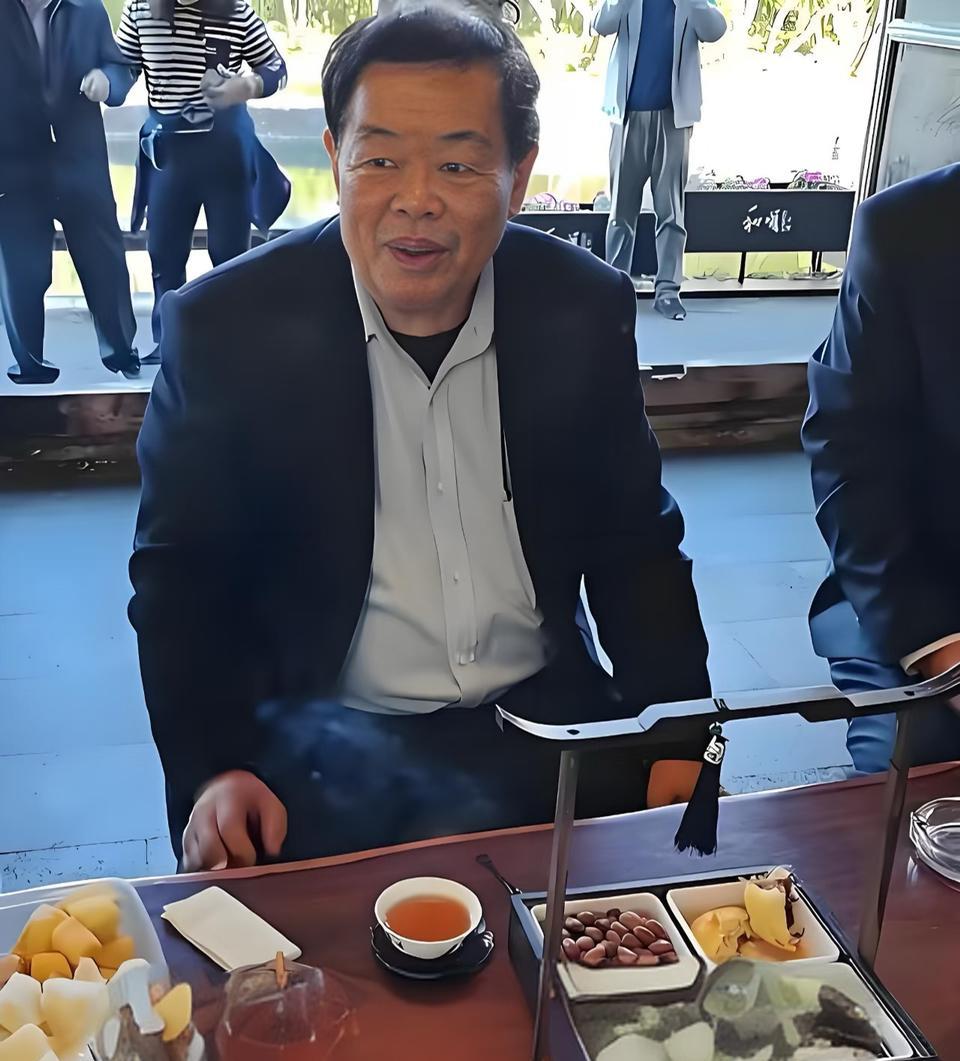 曹德旺很久之前就说了真话。
在一次采访时，曹德旺说，不要认为穿了袈裟就是和尚。