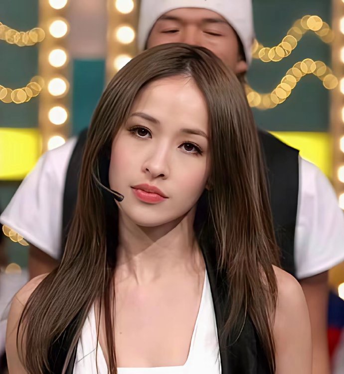 萧亚轩刚刚出道那几年简直了，洋气又特别，又飒又美。不知道后来反而有点网红感了 ​