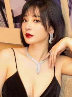 在不同场合展现出从优雅性感、干练利落到清新减龄的多面魅力。

简约中的巧思，在日