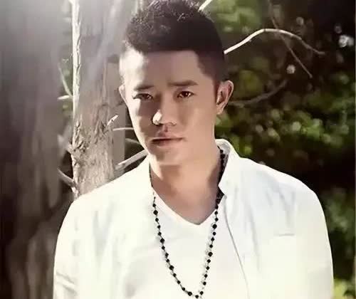 一波未平，一波又起！
曾毅情绪失控殴打女人，
不是自己的妻子，也不是自己的同