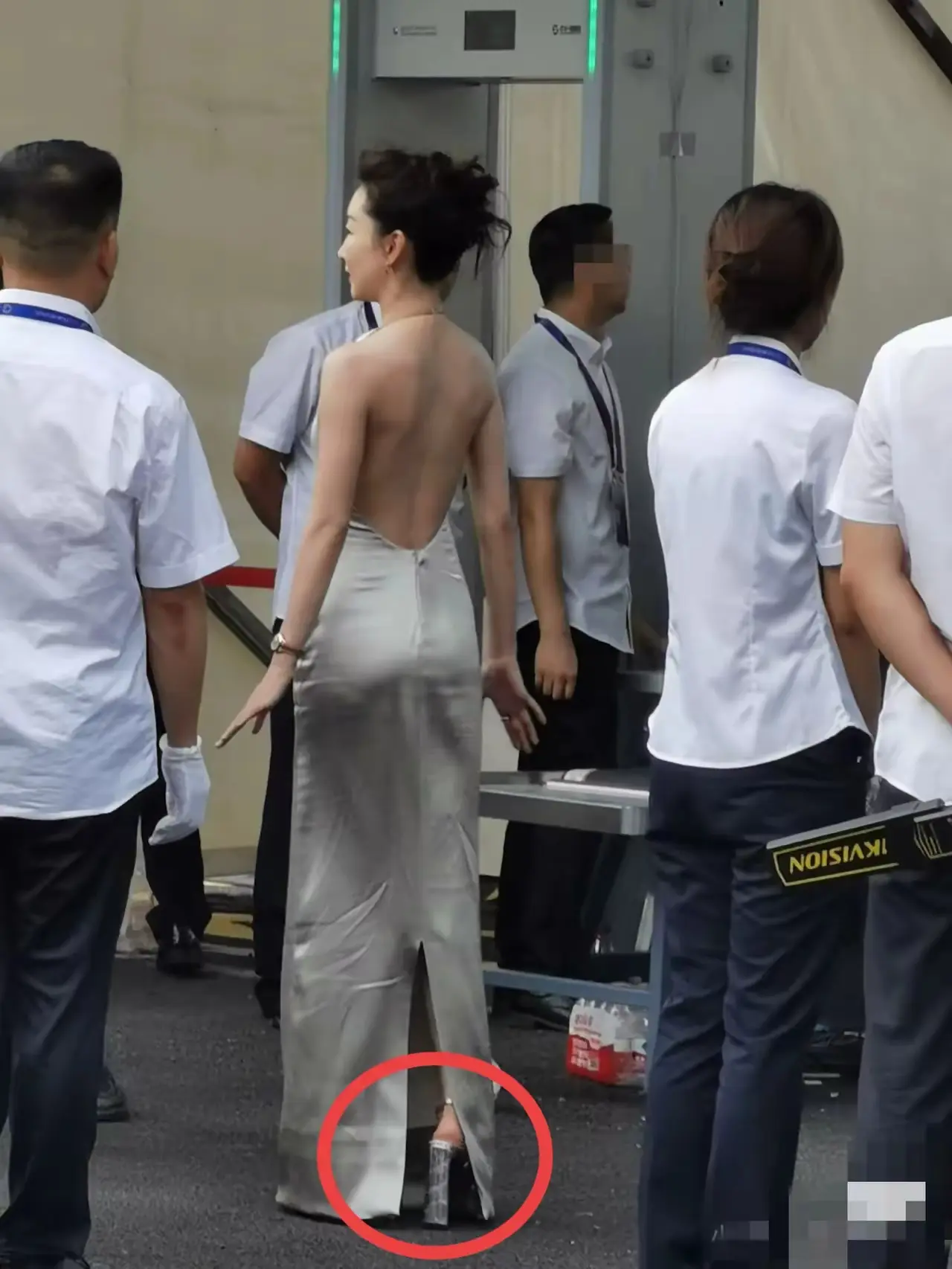 这鞋子一般人驾驭不了
明星为了显腿长，也是够拼的，周冬雨穿的高跟鞋有20公分了吧