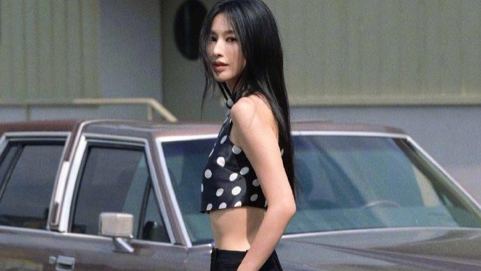 张俪穿圆点上衣搭配开衩长裙，黑长直头发气质冷艳