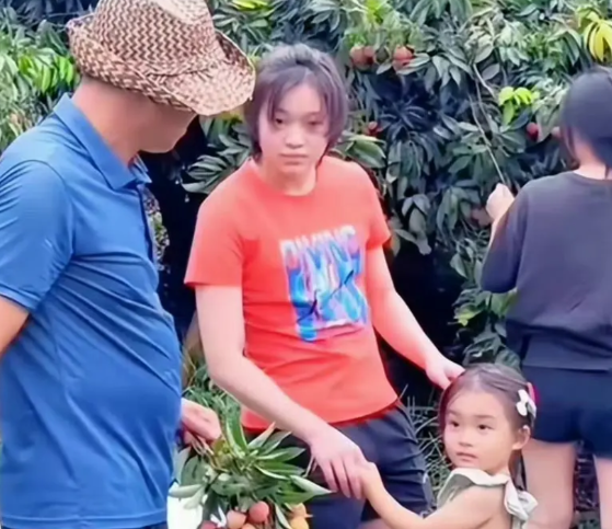 全红婵的辉煌或已过去？因伤退赛回老家摘荔枝，身材粗壮恐难回到过去！

全红婵自己