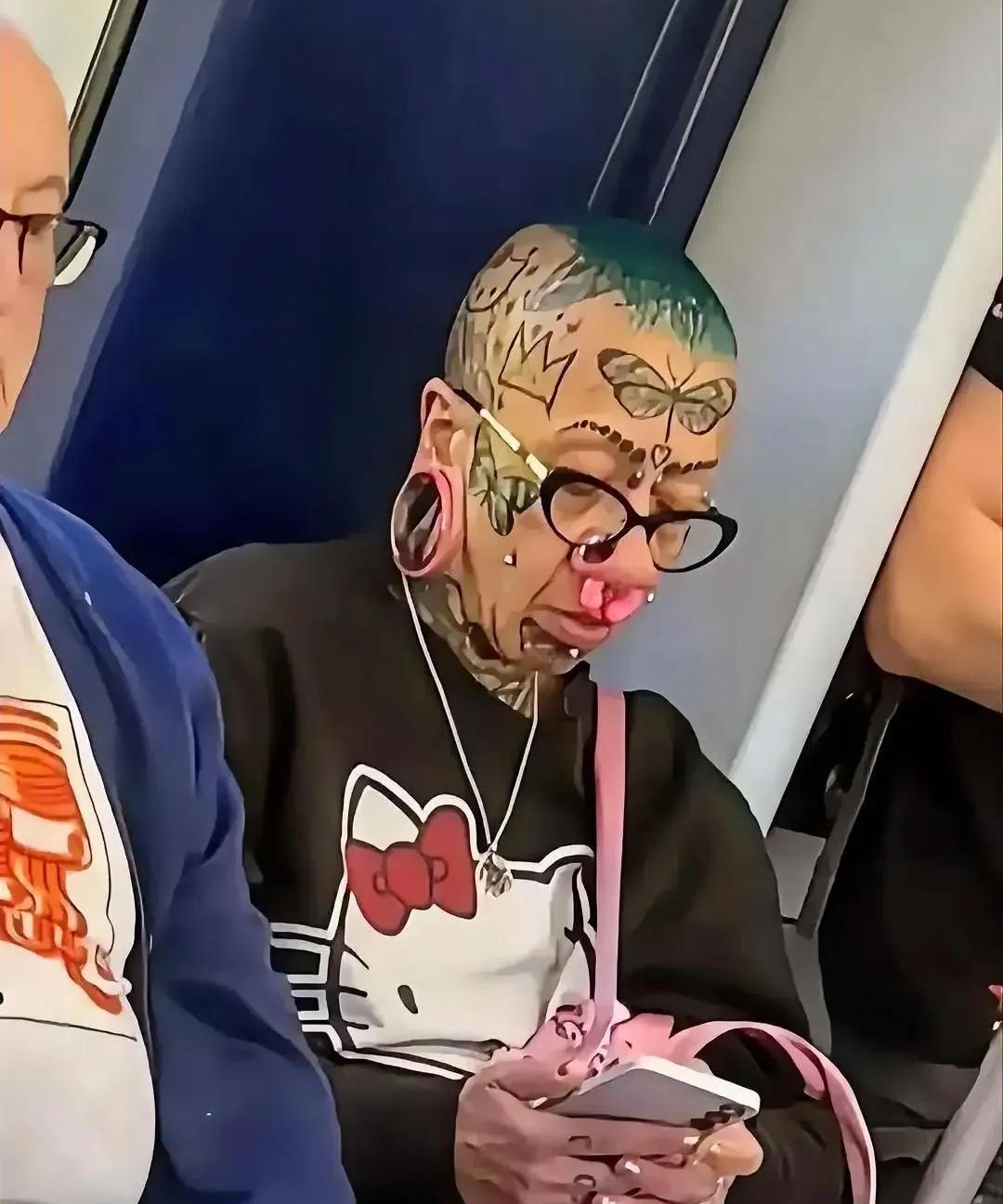 地 铁“潮男”，反差萌爆了！
昨天坐地铁可算大开眼界！对面坐着个大哥，那造型绝了