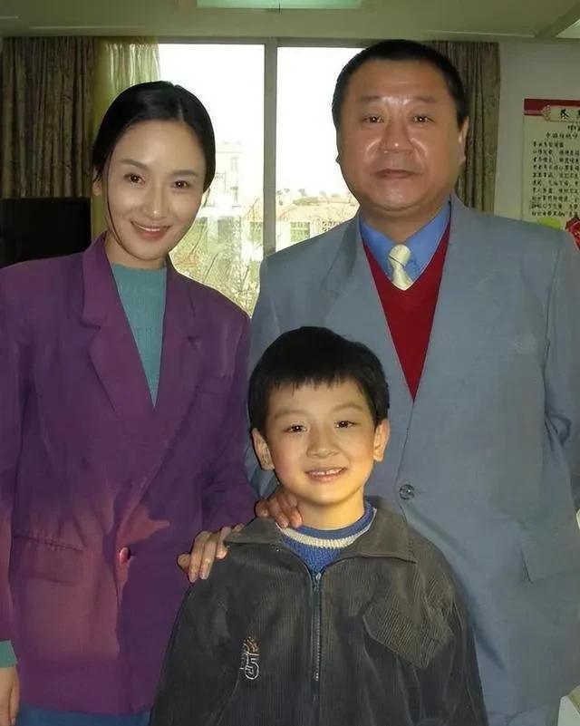 范伟苦追两年才娶到媳妇，一心一意爱了34年，儿子是他的精神支柱。
30年前，范伟