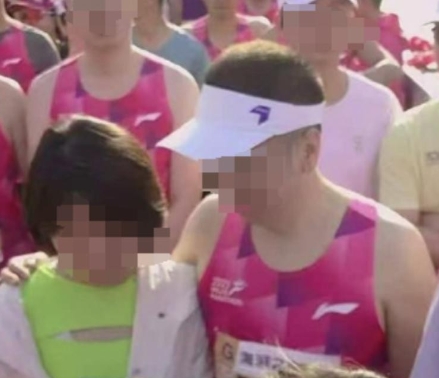江苏无锡，马拉松起跑线上，一对普通跑者的亲密互动被拍入视频。仅3小时，有人伪造聊