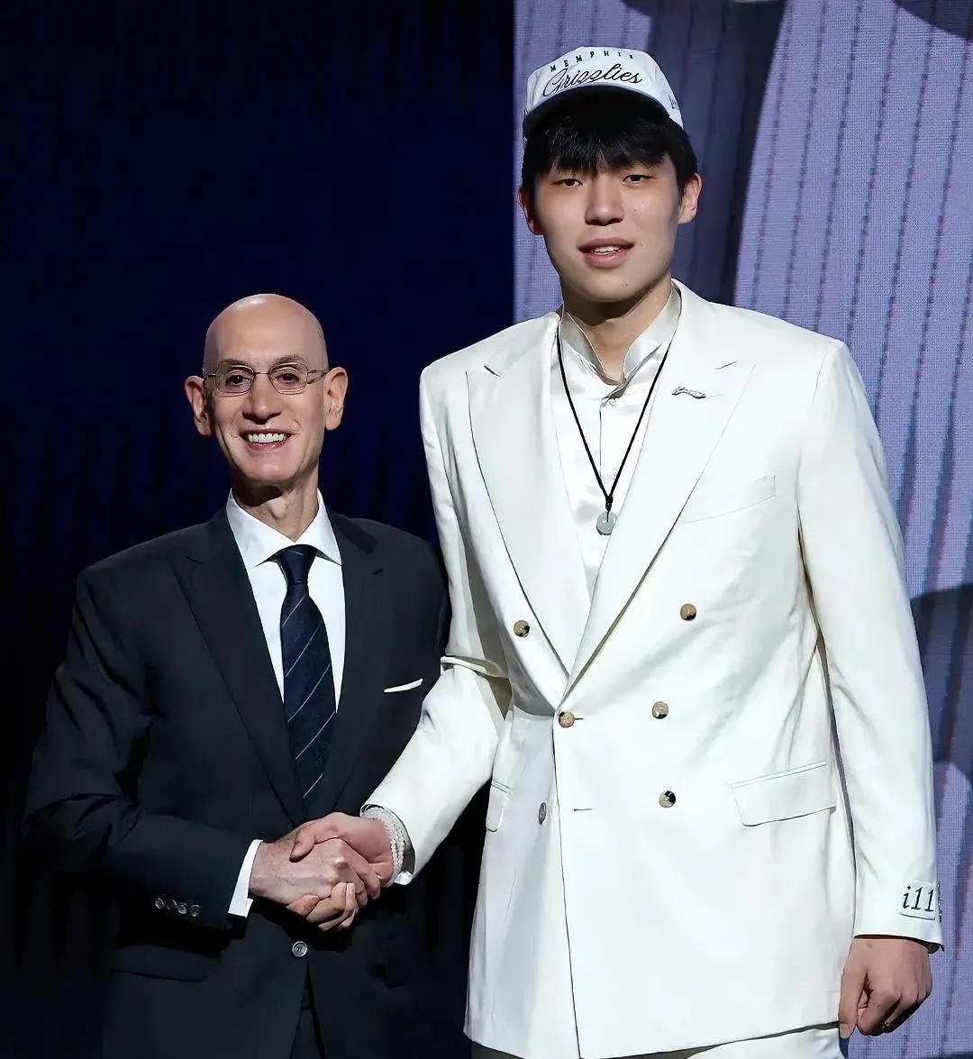 恭喜杨瀚森圆梦NBA！
在今日的NBA选秀中，杨瀚森于首轮第16顺位被开拓者选中