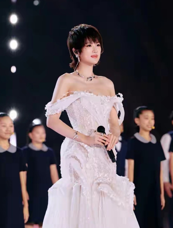 27岁的二公主姚安娜首次在舞台上演唱歌曲，居然成为央视鸿蒙星光盛典最惊艳的一个。