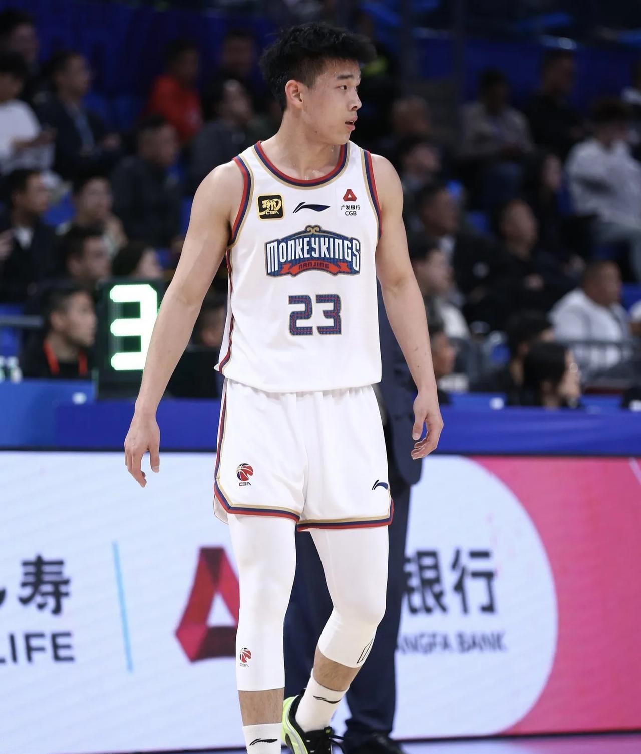 林葳谈自己有机会参加NBA夏季联赛时说：
“这个休赛期到美国特训，和世界上最好的
