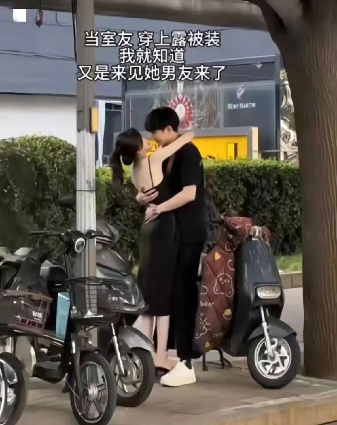 为什么恋爱的女生都喜欢露背装！