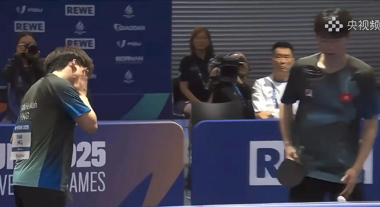 陈颢桦够狠，连扇自己四下
第五局10-3发球失误的陈颢桦，连扇了自己四下，连响声