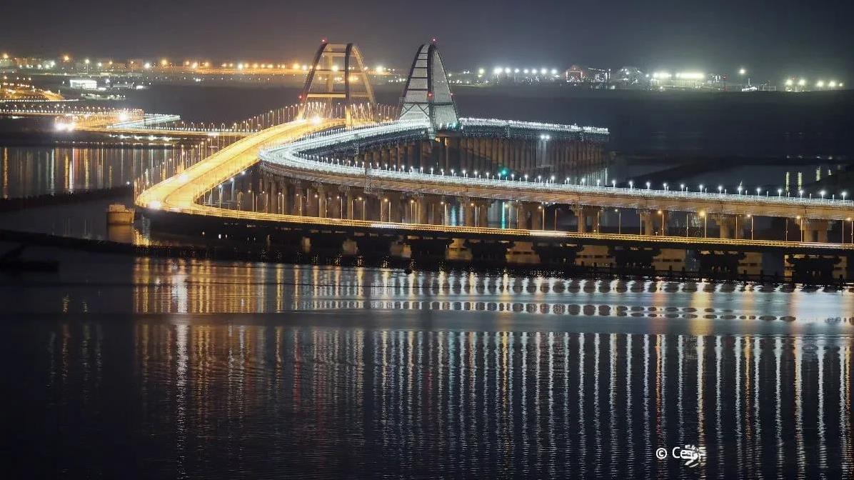 6月3日晚，克里米亚大桥灯火通明，说明这里的交通在乌军无人艇袭击3个钟后恢复的确