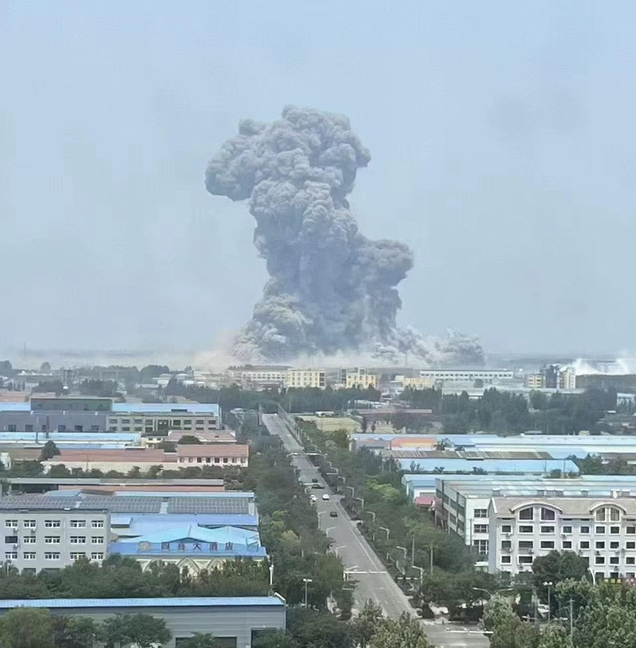 据了解，这家化工厂以生产农药和有关化学品为主。目前正在全力救援救助中，有关部门单
