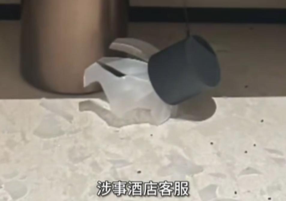 “太吓人了！”浙江丽水，一对小情侣住酒店，酒后不小心将玻璃台灯打碎，跟酒店协商按