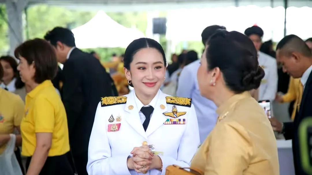 泰国国王73岁诞辰，内阁举行活动为国王祈福，并宣誓效忠。
因为柬泰边境冲突的原因