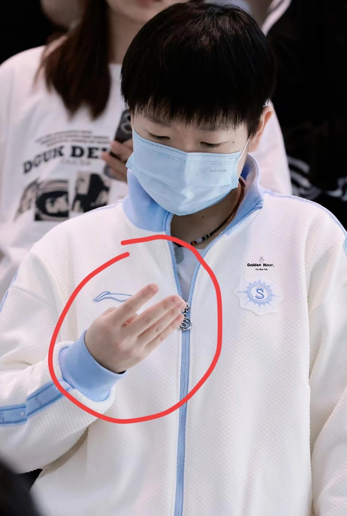 发现了吗？
莎莎的手是真小，
不仅手小，
她的指甲盖也特别的小，
如果不看脸，