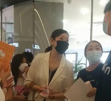 胡明轩抵达深圳机场，胡爸亲自接机，胡明轩打扮潮流。

中国男篮夺得亚军结束亚洲会