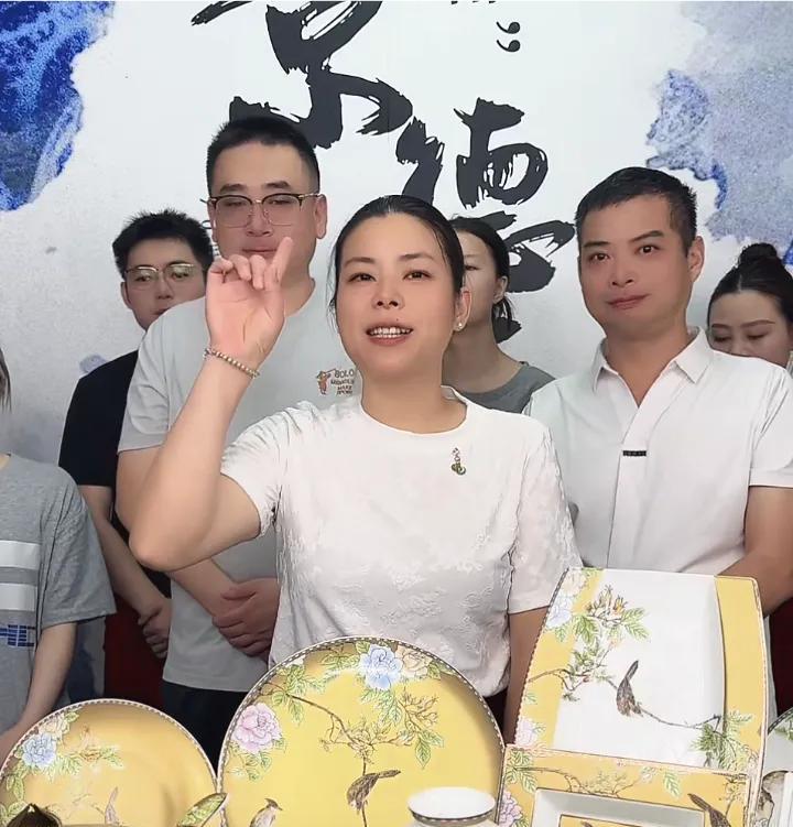 太好了，姚家妞妞早上八点准时直播，云昊与姚家男儿同时助力！
昨天晚上，云昊直播，