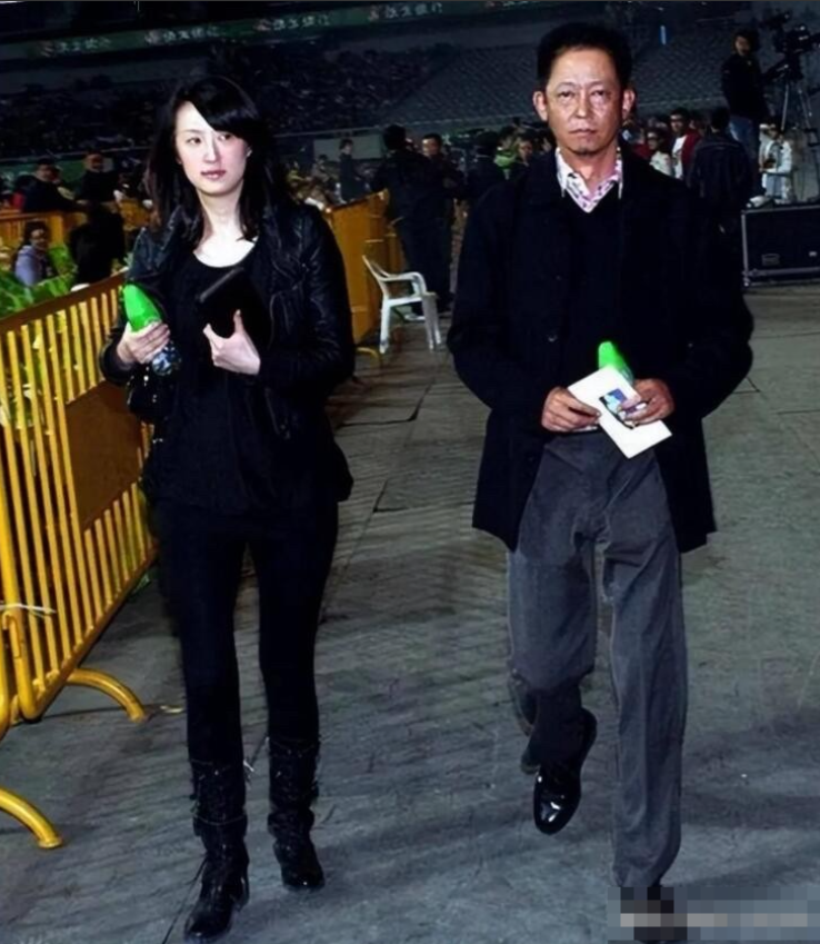 估计这是王志文最想删除的一张照片吧，不知道怎么啦，满脸的不开心，旁边的老婆却是淡